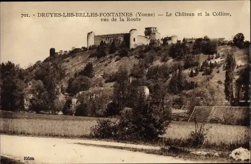 Ak Druyes les Belles Fontaines Yonne, Le Chateau et la Colline vus de la Route