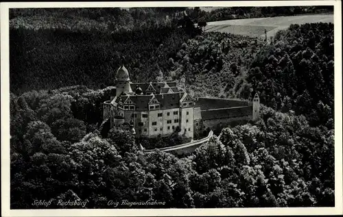 Ak Rochsburg Lunzenau, Blick auf das Schloß im Muldetal, Fliegeraufnahme