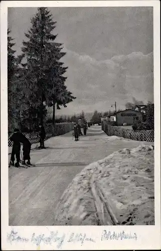 Ak Hormersdorf Zwönitz im Erzgebirge Sachsen, Jugendherberge Adolf Hennecke, Eingang, Skipartie
