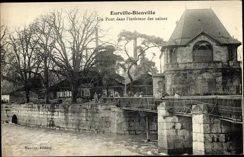 Ak Eurville-Bienville Haute-Marne, Un Pont dans l'Interieur des Usines