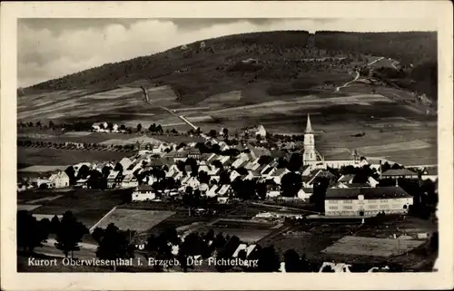 Ak Oberwiesenthal im Erzgebirge, Blick auf den Ort, Fichtelberg