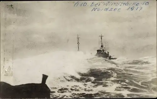 Foto Ak Deutsches Torpedoboot G 10 T 110, Schulboot, Nordsee 1917, Starker Seegang bei Windstärke 10