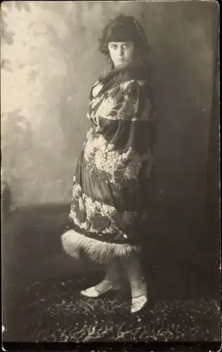 Foto Ak Frau, Portrait, Echtfoto, Mantel