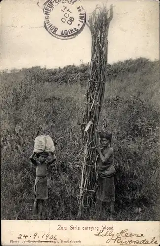 Ak Zulu girls carrying wood, Frau und Kind