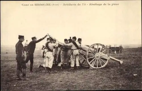 Ak Sissonne Aisne Frankreich, Artillerie de 75, Abattage de la piece