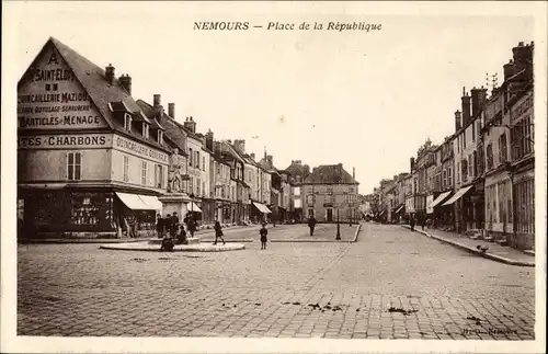 Ak Nemours Seine-et-Marne, Place de la Republique