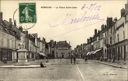 Ak Nemours Seine-et-Marne, La Place Saint Jean