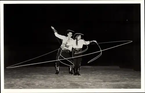 Foto Ak Jenny and Gert, Artisten mit Lasso, Cowboys