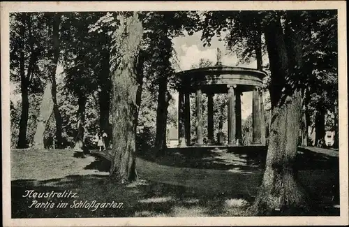 Ak Neustrelitz am Zierker See, Partie im Schlossgarten