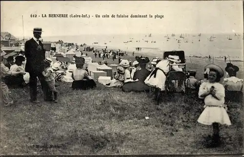 Ak La Bernerie Loire Atlantique, Un coin de falaise dominant la plage