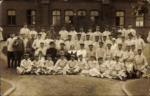 Foto Ak Soldaten und Krankenschwester vor einem Lazarett, I. WK