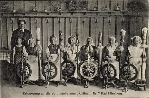 Ak Świeradów Zdrój Bad Flinsberg Schlesien, Spinnstube zum Grünen Hirt, Trachten, Spinnräder