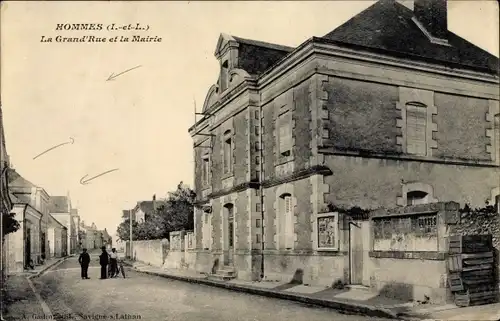 Ak Hommes Indre et Loire, La Grand Rue et la Mairie