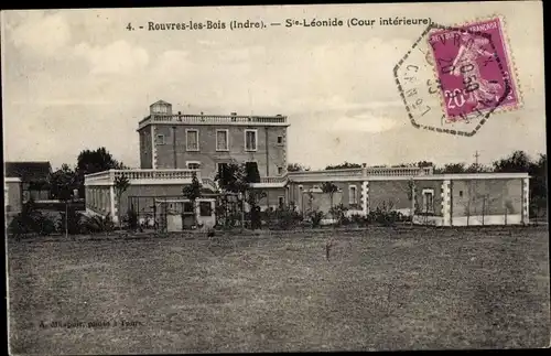 Ak Rouvres-les-Bois Indre, Ste Leonide, cour interieure
