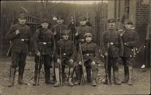 Foto Ak Soldaten in Uniformen, Fotograf Kurella Insterburg, I. WK