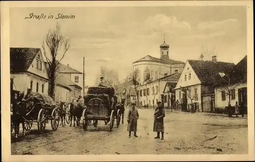 Ak Slonim Weißrussland, Straßenpartie, Kutschen, Soldaten, Kirche