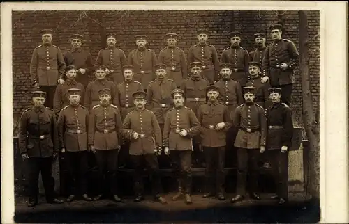 Foto Ak Soldaten in Uniformen, Gruppenaufnahme