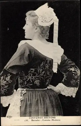 Ak Bannalec Finistere, Frau in bretonischer Tracht