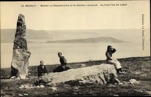Ak Morgat Crozon Finistère, Menhir La Republicaine et le dolmen renverse, Ile de Laber