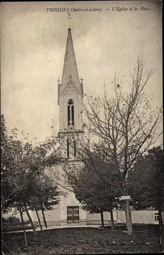 Ak Trogues Indre et Loire, L'Eglise et la Place