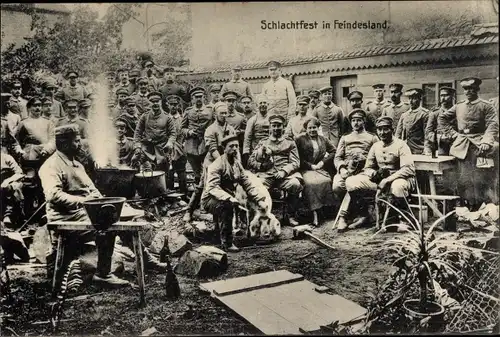 Ak Gruppenbild deutsche Soldaten, Schlachtfest, 1. WK