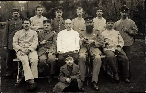 Foto Ak Mülheim Köln am Rhein, Gruppenbild deutsche Soldaten, Lazarett, 1. WK