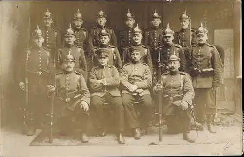 Foto Ak Gruppenbild Deutsche Soldaten, Kaiserreich, Pickelhaube, Gewehr
