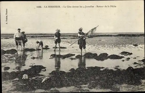 Ak La Bernerie Loire Atlantique, La Cote Devant les 4 Jumelles, Retour de la Peche