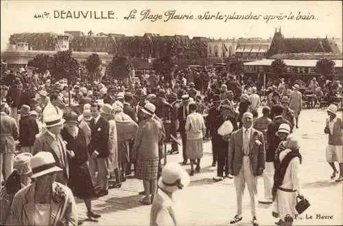 Ak Deauville Calvados, La Plage Fleurie, Sur les planches apres le bain