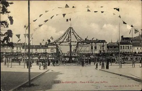 Ak Vitry le François Marne, Place d'Armes, jour de fete