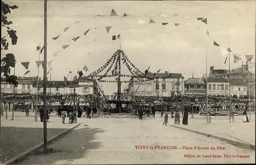 Ak Vitry le François Marne, Place d'Armes, jour de fete