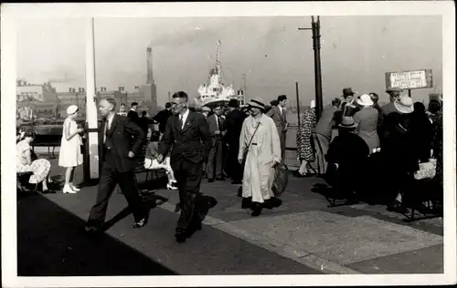 Foto Ak London City England, Partie an einer Promenade