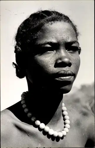 Ak Eine Afrikanische Dame mit Halskette, Portrait