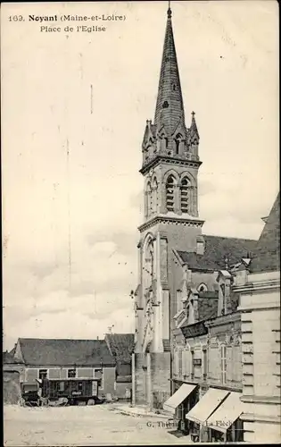 Ak Noyant Maine et Loire, Place de l'Eglise