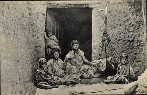 Ak Interieur Arabe, Familie vor dem Haus, Gruppenbild