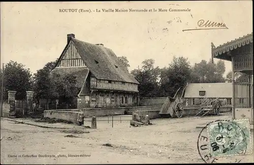 Ak Routot Eure, La Vieille Maison Normande et la Communale