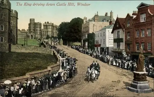 Ak Windsor Berkshire England, The King driving down Castle Hill