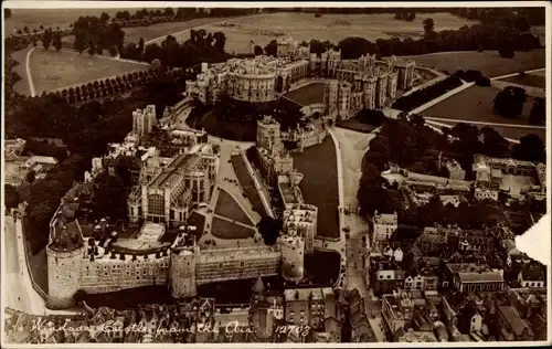 Ak Windsor Berkshire England, Windsor Castle, Flugbild