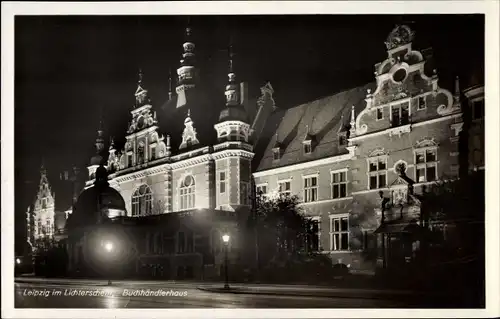 Ak Leipzig in Sachsen, Buchhändlerhaus, beleuchtet