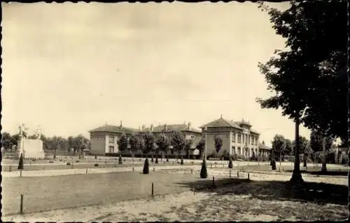 Ak Houilles Yvelines, Les Ecoles et le Monument aux Morts