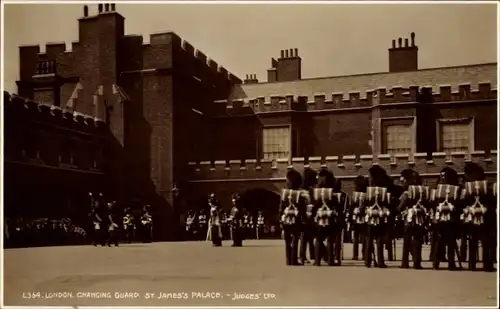 Ak London City England, Changing Guard, St. James Palace