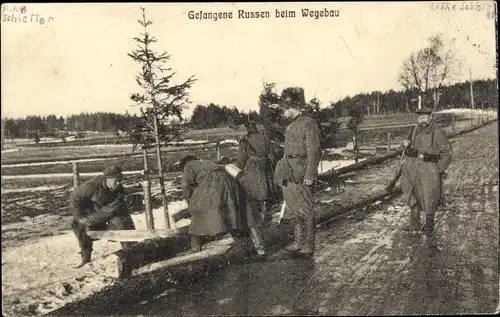 Ak Kriegsgefangene Russen beim Wegebau, I. WK