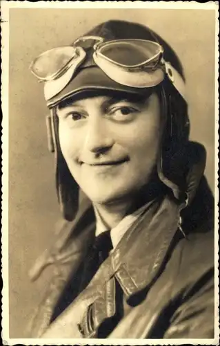 Foto Ak Portrait von einem Piloten mit Fliegermütze, Pilotenbrille