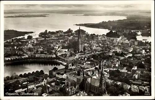 Ak Schwerin in Mecklenburg, Blick auf den Ort, Fliegeraufnahme