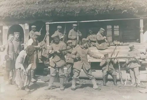 Foto Deutsche Soldaten, Kaiserreich, Reserve, Reinigung Gewehre, 1 WK