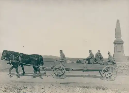 Foto Deutsche Soldaten, Kaiserreich, Pferdewagen, Grenzstein, Ungarn, Galizien