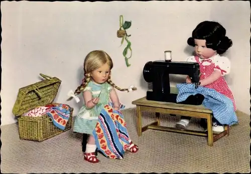 Ak Nähende Puppen mit Nähmaschine, Käthe Kruse