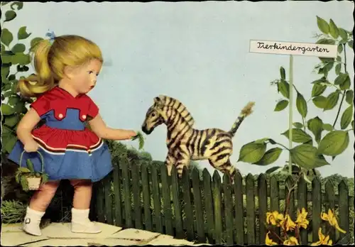 Ak Puppe füttert Plüsch Zebra im Tierkindergarten, Käthe Kruse