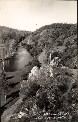 Ak Pont d Ouilly Calvados, Flusspartie, Straße, Wald