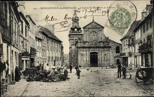 Ak Moncontour de Bretagne Ille et Vilaine, L'Eglise Saint Martin et la Place